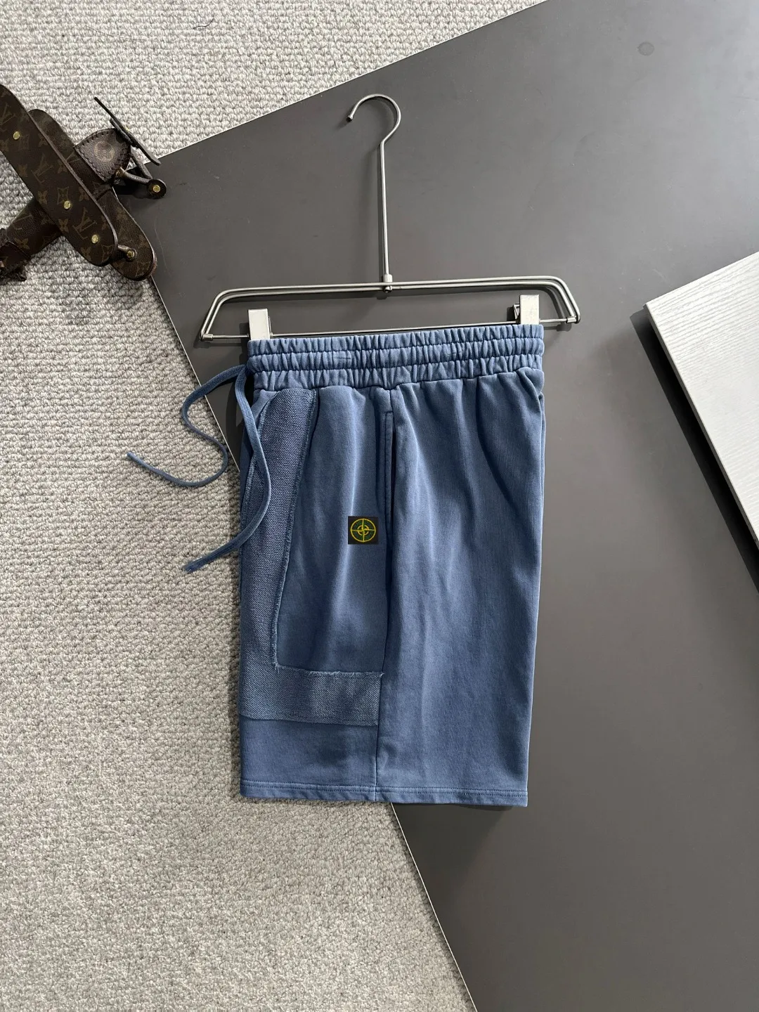 🅿️330 shipped next day, high-end goods, Stone Island 2025 spring and summer new elastic band casual heavy-duty washed loose shorts, made by imported machines from Italy, 1:1COPY with eyes closed. The hem of the trousers is hemmed with two needles, the stitching is fine and firm, and the custom-made fabrics are highly breathable and comfortable, with impeccable details. The brand element design concept reflects high quality. It feels delicate and soft! It presents a casual cut and the upper body shape is great! Size: S-XXL